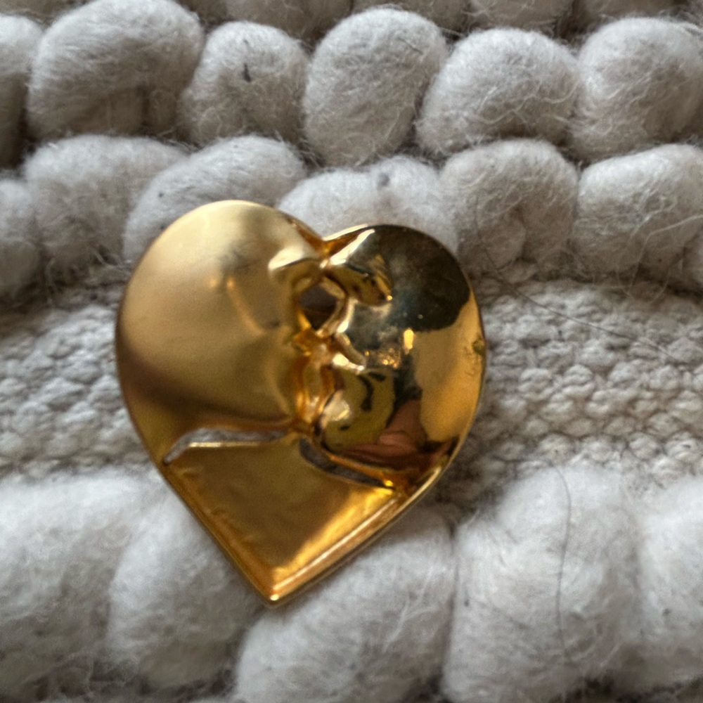 Vintage heart shaped Brooch two figures kissing